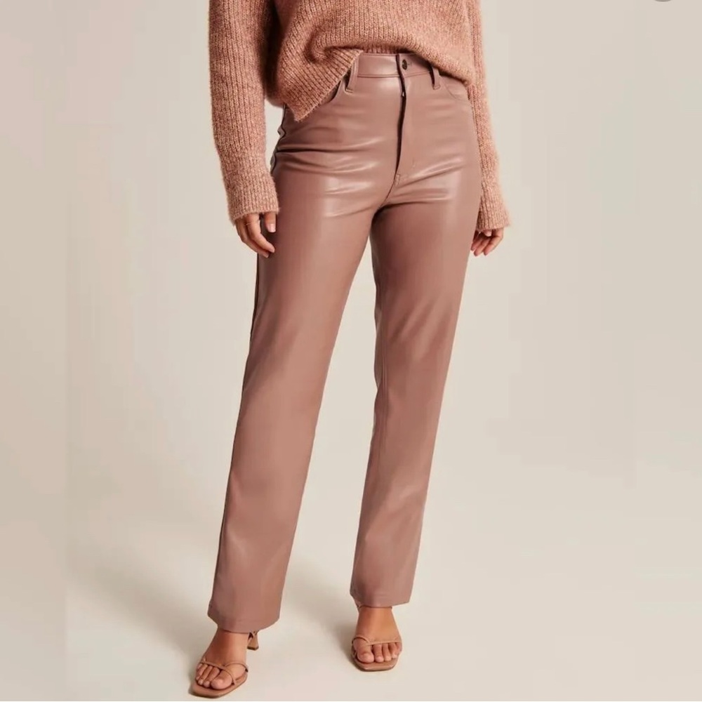 Abercrombie & Fitch Curve Love Vegan Leather 90s Straight Pants in Pink-Brown